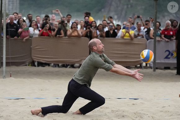 Le futur roi d'Angleterre fait tout pour rester en pleine forme physique.

Le Prince de Galles participe à un match de volley-ball avec des joueurs de l'Institut Levante, une école locale de beach-volley, sur la plage de Copacabana à Rio de Janeiro, au premier jour de sa visite au Brésil pour la remise annuelle du prix Earthshot, le lundi 3 novembre 2025. Photo by Aaron Chown/PA Wire/ABACAPRESS.COM