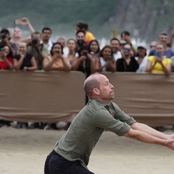 Le futur roi d'Angleterre fait tout pour rester en pleine forme physique.

Le Prince de Galles participe à un match de volley-ball avec des joueurs de l'Institut Levante, une école locale de beach-volley, sur la plage de Copacabana à Rio de Janeiro, au premier jour de sa visite au Brésil pour la remise annuelle du prix Earthshot, le lundi 3 novembre 2025. Photo by Aaron Chown/PA Wire/ABACAPRESS.COM