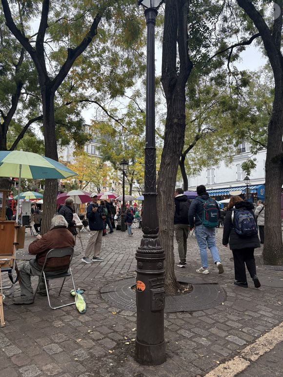 L'animateur star et la comédienne ont acheté une bâtisse à deux pas de la place du Tertre, en plein coeur de Montmartre.

La fameuse place du Tertre de Montmartre, le 7 novembre 2025. Photo : Clara Carlesimo