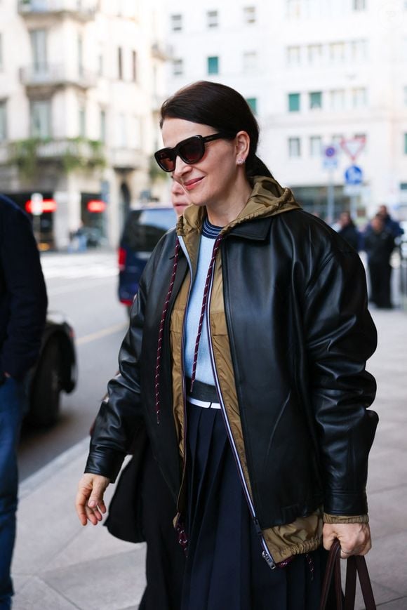 Juliette Binoche a fait une apparition élégante à Milan en 2026. L'actrice acclamée portait un sac Prada et des lunettes de soleil lors de sa sortie en ville.
Crédit : Backgrid USA / Bestimage
