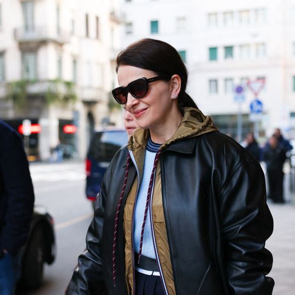 Juliette Binoche a fait une apparition élégante à Milan en 2026. L'actrice acclamée portait un sac Prada et des lunettes de soleil lors de sa sortie en ville.
Crédit : Backgrid USA / Bestimage