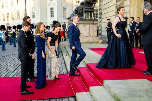 Pour l'occasion, rendez-vous au Théâtre royal de Copenhague le mardi 15 avril. 

La princesse Isabella, la reine Mary de Danemark, le roi Frederik de Danemark, la princesse Joséphine, le prince Vincent, spectacle d’anniversaire au Théâtre Royal à l’occasion des 18 ans de la princesse Isabella, à Copenhague, au Danemark, le 15 avril 2025. © Dana Press / Bestimage