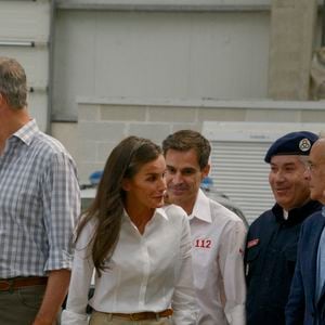 Le roi Felipe VI et la reine Letizia saluent les agents des services d'urgence lors d'une visite à Ourense, le 28 août 2025, à Ourense, en Galice (Espagne). Le roi et la reine d'Espagne effectuent aujourd'hui une visite officielle dans différentes parties de la province d'Ourense, la région la plus touchée par la récente vague d'incendies de forêt. L'objectif de cette visite est de constater de visu l'étendue des dégâts, d'écouter les demandes des habitants et de transmettre un message de soutien et de solidarité. La journée débutera au centre de coordination du district forestier XIV, à Verín, et se terminera par une visite à l'école publique de Medeiros. © Rosa Veiga/Europa Press/Bestimage