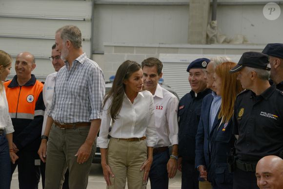 Le roi Felipe VI et la reine Letizia saluent les agents des services d'urgence lors d'une visite à Ourense, le 28 août 2025, à Ourense, en Galice (Espagne). Le roi et la reine d'Espagne effectuent aujourd'hui une visite officielle dans différentes parties de la province d'Ourense, la région la plus touchée par la récente vague d'incendies de forêt. L'objectif de cette visite est de constater de visu l'étendue des dégâts, d'écouter les demandes des habitants et de transmettre un message de soutien et de solidarité. La journée débutera au centre de coordination du district forestier XIV, à Verín, et se terminera par une visite à l'école publique de Medeiros. © Rosa Veiga/Europa Press/Bestimage