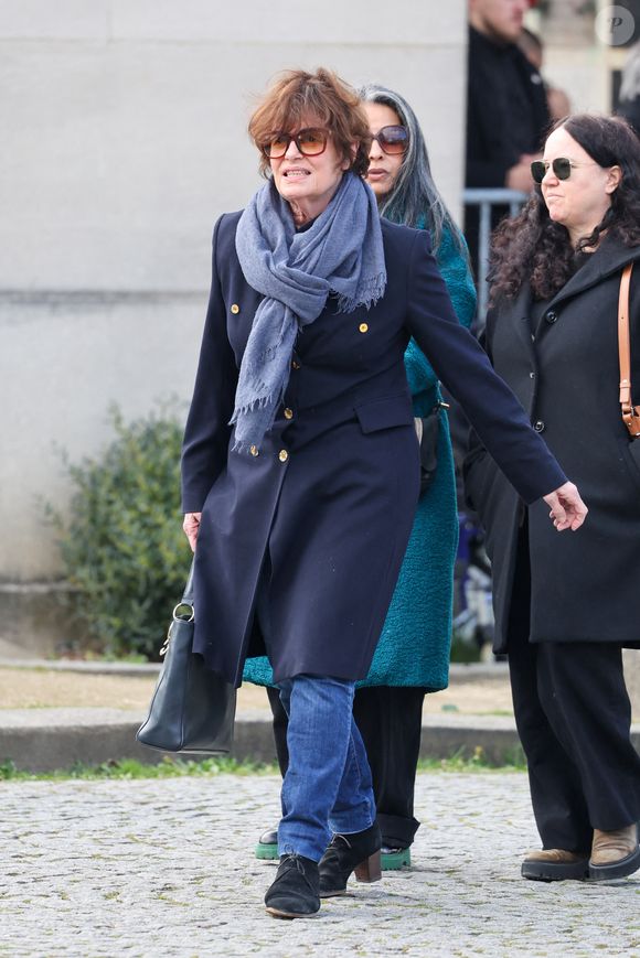 Anne Cassel aux arrivées des obsèques d'Emilie Dequenne au cimetière Père Lachaise à Paris, France, le 26 mars 2025. © Dominique Jacovides/Bestimage