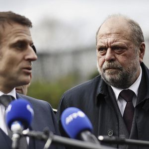 "Un ministre gagne 6 800 euros net, impôts payés et, si j’ai bien conscience qu’il y a pire salaire, il faut rapporter cette somme au volume de travail. J’ai calculé 432 heures de travail par mois, soit un taux horaire de 15,70 euros, chacun jugera", a t-il lâché. Fin de la polémique ?

Emmanuel Macron, président de la République Française, visite l’hôtel de police de Bordeaux, en présence de Gérald Darmanin, ministre de l'Intérieur et des Outre-mer, et d'Éric Dupond-Moretti, garde des Sceaux, ministre de la Justice. Bordeaux, le 9 février 2024. © Sébastien Ortola / Pool / Bestimage