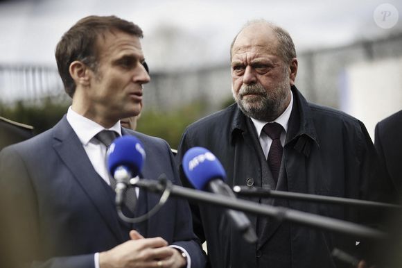 "Un ministre gagne 6 800 euros net, impôts payés et, si j’ai bien conscience qu’il y a pire salaire, il faut rapporter cette somme au volume de travail. J’ai calculé 432 heures de travail par mois, soit un taux horaire de 15,70 euros, chacun jugera", a t-il lâché. Fin de la polémique ?

Emmanuel Macron, président de la République Française, visite l’hôtel de police de Bordeaux, en présence de Gérald Darmanin, ministre de l'Intérieur et des Outre-mer, et d'Éric Dupond-Moretti, garde des Sceaux, ministre de la Justice. Bordeaux, le 9 février 2024. © Sébastien Ortola / Pool / Bestimage