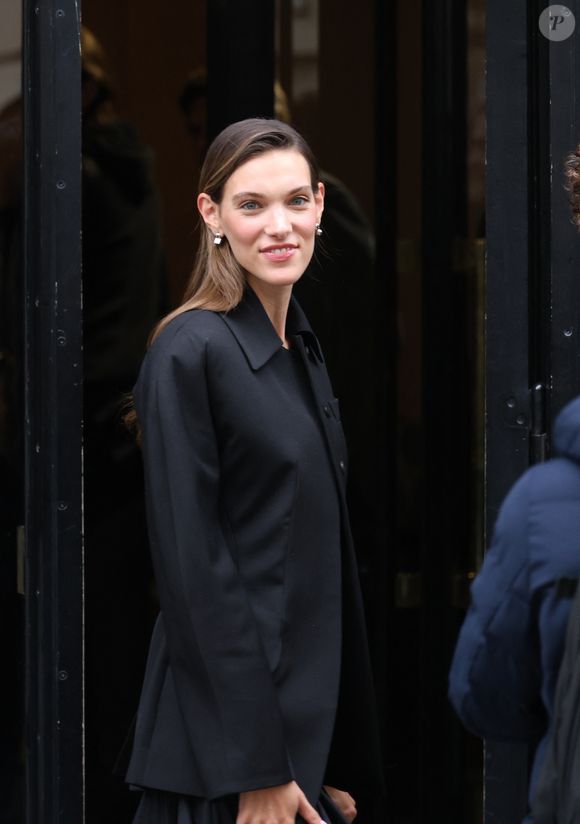 La jeune femme a une voix envoûtante, un style rétro des années 2000 avec pantalon taille basse et crop top et un naturel déconcertant.

Charlotte Cardin - Arrivées au défilé Jacquemus lors de la Fashion Week Masculine prêt-à-porter Automne/Hiver 2025-2026 à Paris, le 26 janvier 2025. 
© Denis Guignebourg / Bestimage