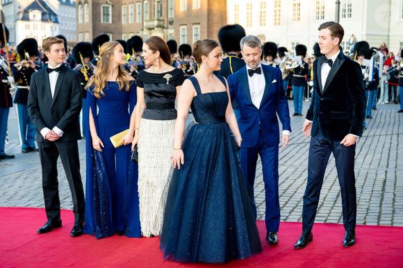 La famille royale assiste à un concert de the Old Stage au Royal Danish Theatre à Copenhague pour les 18 ans de la princesse Isabella de Danemark le 15 avril 2025


Pictured: King Frederik (Le roi Frederik de Danemark), Queen Mary (La reine Mary de Danemark), Crown Prince Christian (Le prince Christian de Danemark) , Princess Isabella (princesse Isabella de Danemark), Prince Vincent, Princess Josep