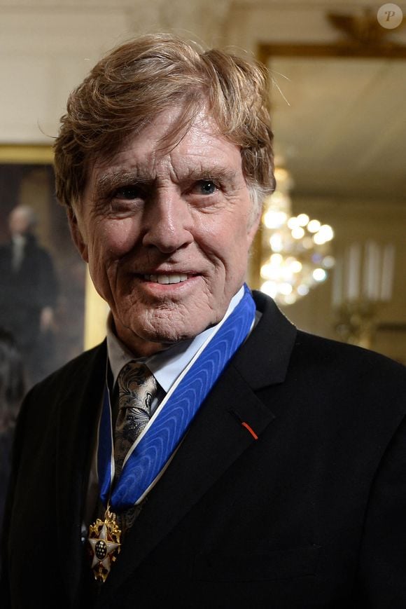 A noter qu'avec sa première épouse Lola Van Wagenen, Robert Redford avait eu quatre enfants : Scott (décédé à l'âge de cinq mois de la mort subite du nourrisson en 1959), Shauna (1960), James (1962-2020) et Amy (1970). 

22 novembre 2016, Washington, D.C. : 22/11/16 - Maison Blanche - Washington D.C. Robert Redford s'adresse aux médias après avoir reçu la Médaille présidentielle de la liberté des mains du président Obama lors d'une cérémonie dans la salle Est. (Crédit image : © Christy Bowe/ZUMA Press Wire / Bestimage)