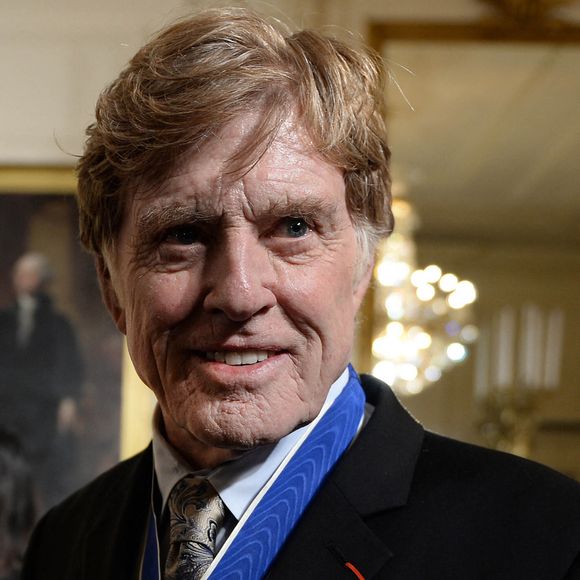 A noter qu'avec sa première épouse Lola Van Wagenen, Robert Redford avait eu quatre enfants : Scott (décédé à l'âge de cinq mois de la mort subite du nourrisson en 1959), Shauna (1960), James (1962-2020) et Amy (1970). 

22 novembre 2016, Washington, D.C. : 22/11/16 - Maison Blanche - Washington D.C. Robert Redford s'adresse aux médias après avoir reçu la Médaille présidentielle de la liberté des mains du président Obama lors d'une cérémonie dans la salle Est. (Crédit image : © Christy Bowe/ZUMA Press Wire / Bestimage)