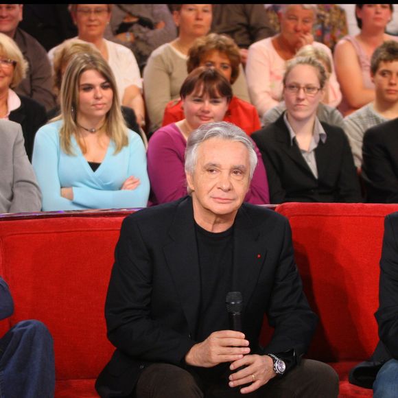 Michel Sardou et ces fils Davy et Romain Sardou lors de l'enregistrement de l'émission 'Vivement Dimanche' © Guillaume Gaffiot/bestimage