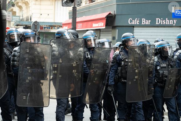 Manifestation du mouvement "bloquons tout" dans le quartier de la Gare du Nord à Paris le 10 septembre 2025.

© Jonathan Jacob / Bestimage
