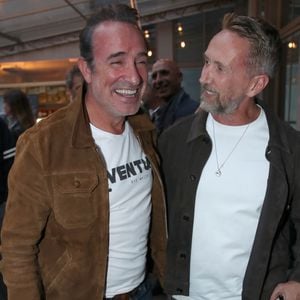 Jean Dujardin et Philippe Caverivière (tous deux en photos dans le livre) - Vernissage de l'exposition photos et du livre "La Boxe fait son cinéma" à l’hôtel Brach à Paris le 23 Septembre 2025. Ces clichés rendent hommage à plus de cinquante acteurs immortalisés dans des scènes où le noble art rencontre le 7ème art. © Bertrand Rindoff / Bestimage