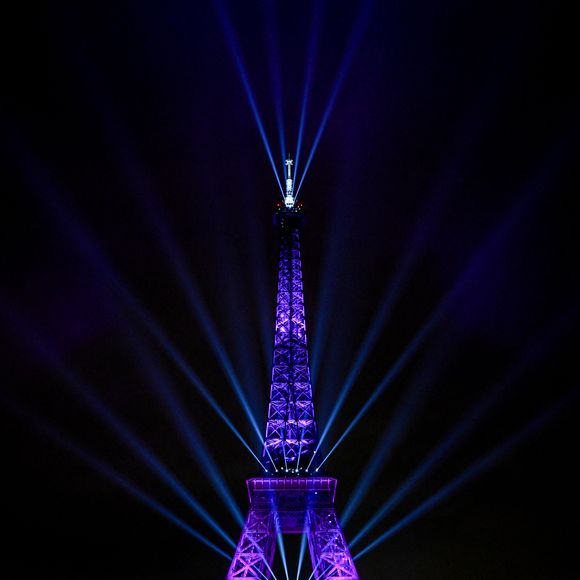 La Tour Eiffel s'est illuminée pour célébrer Céline Dion dont le retour sur scène se fera à Paris. 

© Anthony Ghnassia / Courtesy via Bestimage