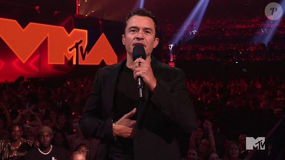 Orlando Bloom introduit la performance Video Vanguard de Katy Perry par un doux discours, la qualifiant d'"irrésistible" aux MTV VMAs. Avant que Katy Perry ne reçoive son prix Video Vanguard aux MTV Video Music Awards 2024 - et ne donne une performance de 10 minutes de ses plus grands succès - son partenaire de longue date, Orlando Bloom, a partagé quelques mots doux de soutien. "Vous êtes tombés amoureux d'elle en tant que Katy Perry.
©Backgrid UK/ Bestimage