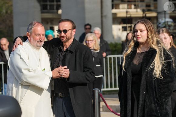 Le veuf Michel Ferracci et Milla Savarese, la fille de la défunte à la sortie des obsèques d'Emilie Dequenne au cimetière Père Lachaise à Paris, France, le 26 mars 2025. © Cyril Moreau/Bestimage