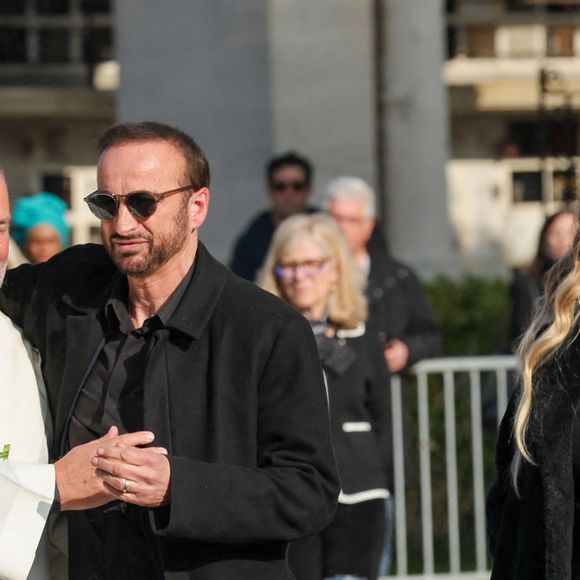 Le veuf Michel Ferracci et Milla Savarese, la fille de la défunte à la sortie des obsèques d'Emilie Dequenne au cimetière Père Lachaise à Paris, France, le 26 mars 2025. © Cyril Moreau/Bestimage