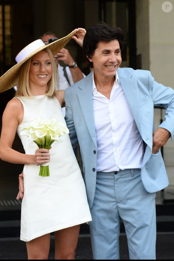 "Mon ex-compagne, Vanessa avec qui j'ai vécu 20 ans et qui est très amie avec Paola était mon témoin", a-t-il révélé, aux anges.

Les jeunes mariés, Jean-Luc Lahaye et sa femme Paola (Lahaye-Aubin) à la sortie de la mairie du 18ème arrondissement de Paris - J.L.Lahaye s'est marié en secondes noces avec sa compagne P.Aubin à la mairie du 18ème arrondissement de Paris, le 2 juillet 2025. (Agence / Bestimage).