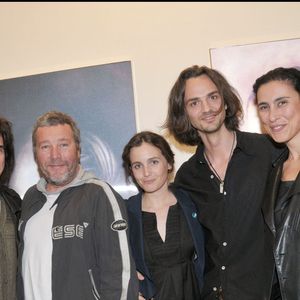 Le fils de Jean-Michel Jarre et la fille de Philippe Starck ont eu un beau succès

Jean-Michel Jarre, Philippe Starck, sa fille Ara, David Jarre à la galerie Artegalore de Paris. © COADIC GUIREC / BESTIMAGE