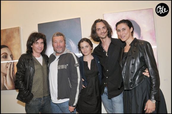 Le fils de Jean-Michel Jarre et la fille de Philippe Starck ont eu un beau succès

Jean-Michel Jarre, Philippe Starck, sa fille Ara, David Jarre à la galerie Artegalore de Paris. © COADIC GUIREC / BESTIMAGE