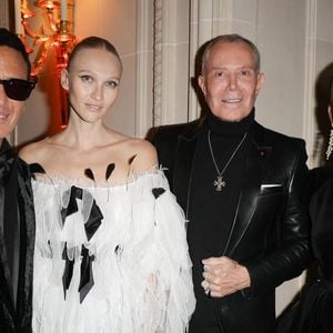 Yulia Harfouch, l'épouse de l'hôte du gala et éditrice en chef du site spécialisé HD Fashion & Lifestyle TV, a également illuminé la cérémonie dans un haut très original.

Omar Harfouch et sa femme Yulia Lobova, Jean-Claude Jitrois et Christine Kelly - 47ème édition du Gala "Best Awards" à l'hôtel Four Seasons Hôtel George V à Paris le 28 janvier 2025. © Coadic Guirec/Bestimage
