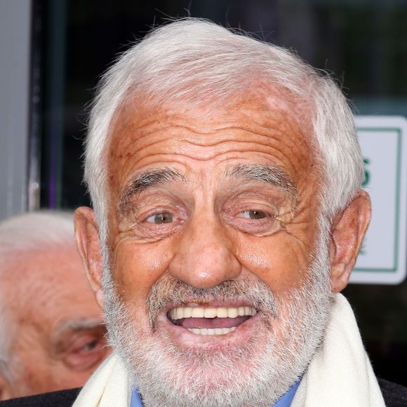 En consultant le trajet, il réalise que la ligne emprunte le pont de Bir-Hakeim, un lieu auquel Jean-Paul Belmondo était particulièrement attaché et où fut tournée une scène mythique du film Le Professionnel.

Jean Paul Belmondo (qui fete ses 80 ans aujourd'hui) et son ami Charles Gerard se sont rendus a l'hopital St Joseph dans le 14e arrondissement ou un Hommage lui a ete rendu. Paris, le 09 avril 2013 PIX4U / BESTIMAGE