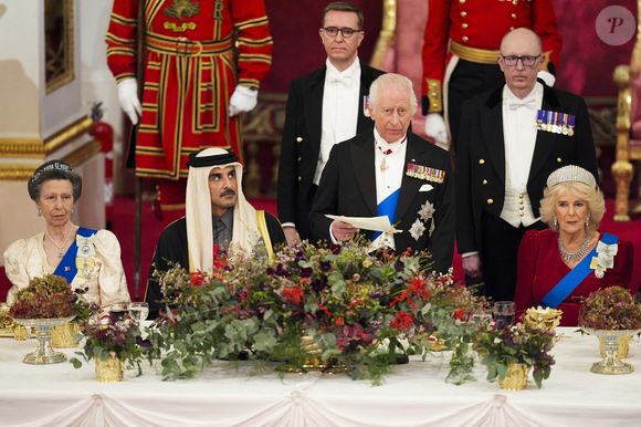 Le roi Charles III d'Angleterre et Camilla Parker Bowles, reine consort d'Angleterre, la princesse Anne - L'émir du Qatar Tamim ben Hamad Al-Thani et sa femme Jawaher bint Hamad bin Suhaim Al-Thani au dîner d'Etat au palais de Buckingham lors de sa visite d'Etat au Royaume-Uni, le 3 décembre 2024. Julien Burton / Bestimage
