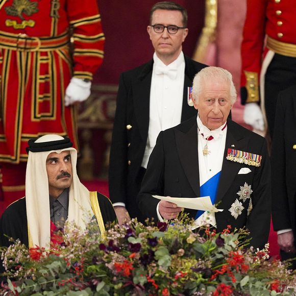 Le roi Charles III d'Angleterre et Camilla Parker Bowles, reine consort d'Angleterre, la princesse Anne - L'émir du Qatar Tamim ben Hamad Al-Thani et sa femme Jawaher bint Hamad bin Suhaim Al-Thani au dîner d'Etat au palais de Buckingham lors de sa visite d'Etat au Royaume-Uni, le 3 décembre 2024. Julien Burton / Bestimage