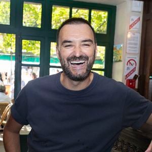 Exclusif - Cyril Lignac - Séance de dédicaces "Les plumes de Ramatuelle" au café de l'Ormeau en marge du 41ème Festival de Ramatuelle le 7 aout 2025. © Cyril Bruneau / Festival de Ramatuelle / Bestimage