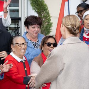 Albert et Charlene de Monaco remettent les cadeaux aux personnes âgées au siège de la Croix Rouge, dans le cadre des célébrations de la Fête Nationale monégasque, le 14 novembre 2025. © Olivier Huitel/Pool Monaco/Bestimage