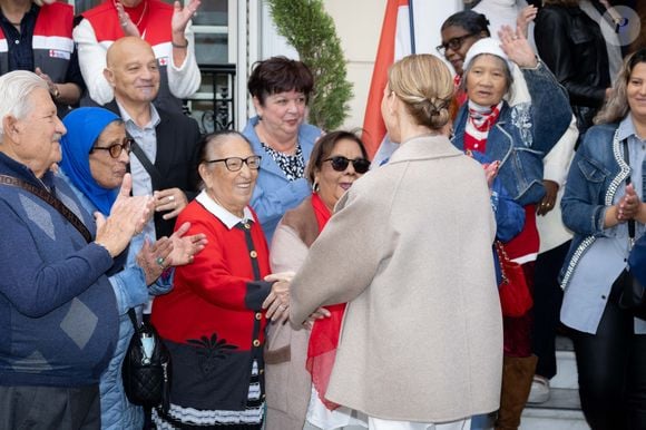 Albert et Charlene de Monaco remettent les cadeaux aux personnes âgées au siège de la Croix Rouge, dans le cadre des célébrations de la Fête Nationale monégasque, le 14 novembre 2025. © Olivier Huitel/Pool Monaco/Bestimage