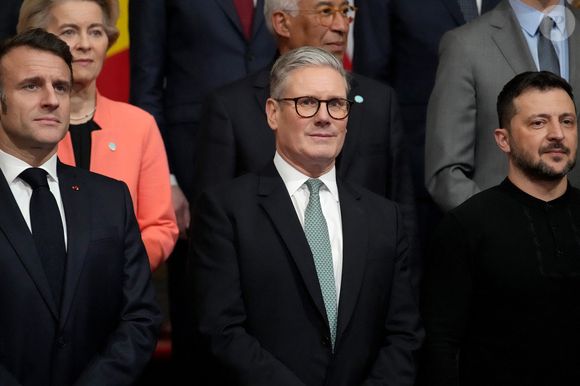 Un célèbre chef d'État a récemment réagi à la série Adolescence

Le Premier ministre britannique Keir Starmer entouré du président ukrainien Volodymyr Zelensky et du président français Emmanuel Macron. © Christophe Ena/Pool/Bestimage