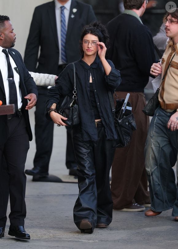 L'actrice fait sensation à l'affiche de "Marty Supreme", 

Los Angeles, CA Odessa A'Zion a été vue arrivant au studio de "Jimmy Kimmel Live !" à Los Angeles, portant une tenue entièrement noire avec une boucle de ceinture Led Zeppelin. 11/02/2026

Sur la photo : Odessa A'Zion 

Photo : Backgrid USA / Bestimage