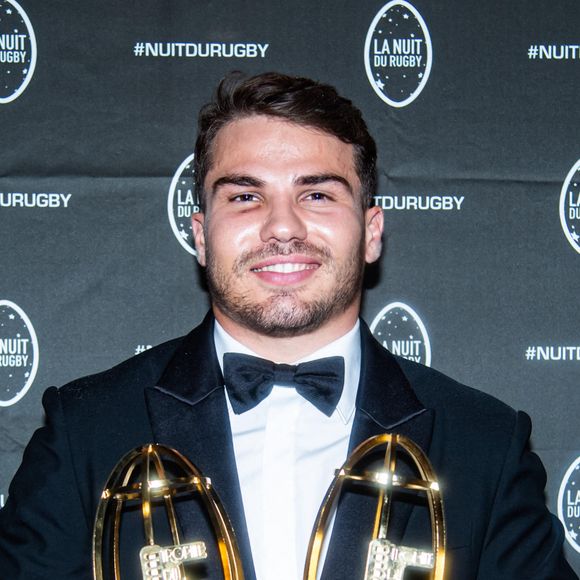 Antoine Dupont a été élu meilleur joueur de la saiso du Top 14 - Soirée de la 20ème édition de la Nuit du Rugby à Paris.