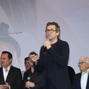 Exclusif - Guillaume Canet remercie son équipe, avec Marion Cotillard, Gilles Lellouche, Philippe Canet (le père de Guillaume), Matthieu Chedid alias M et Laura Felpin - Première du film "Astérix et Obélix - L'Empire du Milieu" au cinéma Le Grand Rex à Paris le 15 janvier 2023. © Bertrand Rindoff / Bestimage