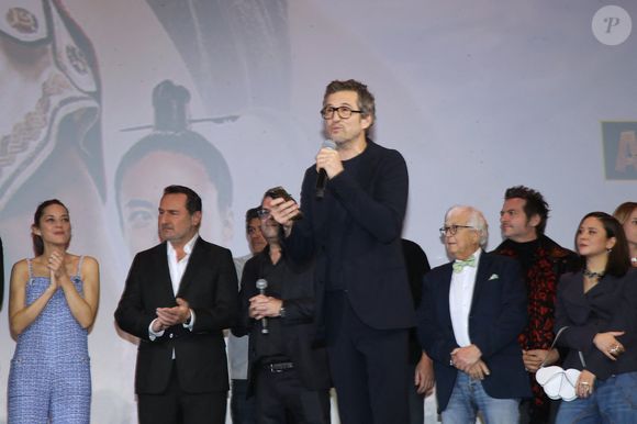 Exclusif - Guillaume Canet remercie son équipe, avec Marion Cotillard, Gilles Lellouche, Philippe Canet (le père de Guillaume), Matthieu Chedid alias M et Laura Felpin - Première du film "Astérix et Obélix - L'Empire du Milieu" au cinéma Le Grand Rex à Paris le 15 janvier 2023. © Bertrand Rindoff / Bestimage