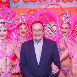 Le journaliste et présentateur de télévision français Jean-Pierre Pernaut pose avec les danseuses du Moulin Rouge à Paris, France, le 31 janvier 2019. © Marc Ausset-Lacroix/Bestimage