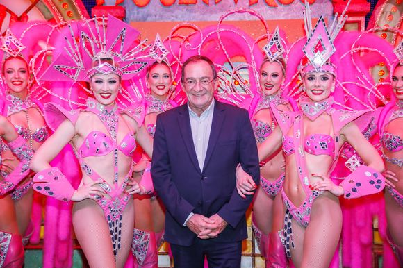 Le journaliste et présentateur de télévision français Jean-Pierre Pernaut pose avec les danseuses du Moulin Rouge à Paris, France, le 31 janvier 2019. © Marc Ausset-Lacroix/Bestimage