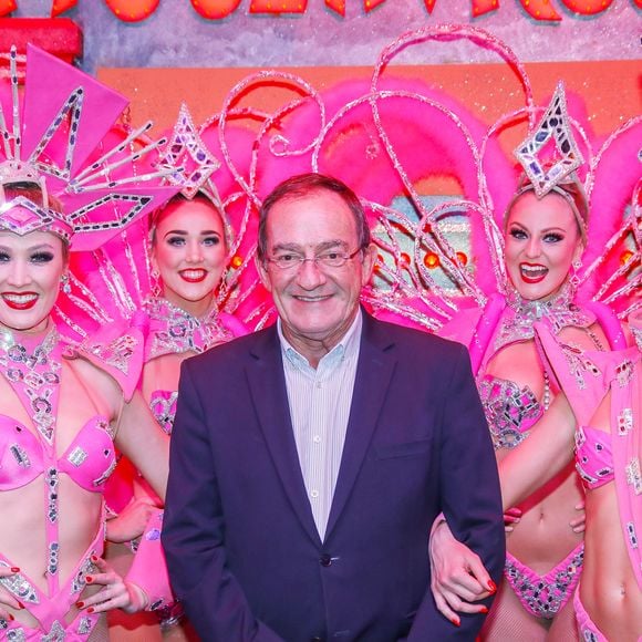 Le journaliste et présentateur de télévision français Jean-Pierre Pernaut pose avec les danseuses du Moulin Rouge à Paris, France, le 31 janvier 2019. © Marc Ausset-Lacroix/Bestimage