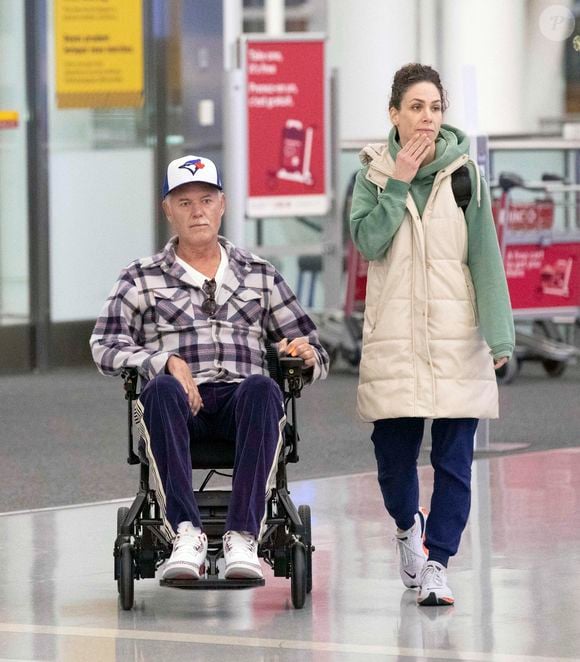 L'acteur n'a pas l'intention de baisser les bras et il est entouré de ses proches. 

Eric Dane est aperçu en fauteuil roulant à la sortie de l'aéroport international de Toronto. L'acteur américain de 52 ans, star d'Euphoria, s'est engagé à poursuivre son travail et son combat contre la SLA. Photo par The ImageDirect / Bestimage