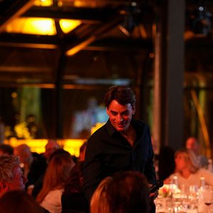 Julian Bugier lors de la soirée annuelle de gala de l'association Hope au pavillon Gabriel à Paris le 14 octobre 2025.
L’association HOPE propose, à travers l’équithérapie et de nombreux ateliers artistiques, un accompagnement destiné aux femmes qui, après l’annonce de leur cancer, souhaitent se reconstruire émotionnellement et retrouver confiance en elles, au-delà du parcours médical.

© Anne-Sophie Guebey / Bestimage