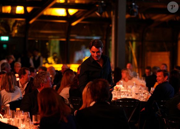 Julian Bugier lors de la soirée annuelle de gala de l'association Hope au pavillon Gabriel à Paris le 14 octobre 2025.
L’association HOPE propose, à travers l’équithérapie et de nombreux ateliers artistiques, un accompagnement destiné aux femmes qui, après l’annonce de leur cancer, souhaitent se reconstruire émotionnellement et retrouver confiance en elles, au-delà du parcours médical.

© Anne-Sophie Guebey / Bestimage