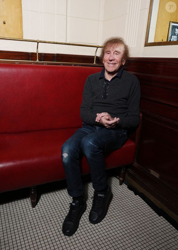 Alain Souchon lors de la 90ème édition au café Les Deux Magots, pour la causerie "L'esprit rive gauche selon A.Souchon", le 25 septembre 2023 à Paris. G.Boley est le lauréat de cette année pour son livre "A ma soeur et unique" (Ed. Grasset).  © Denis Guigenbourg / Bestimage