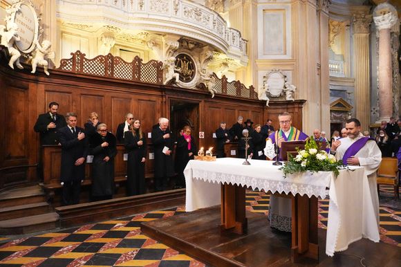 La famille s'est ensuite recueillie sous le sol pavé de la basilique où se trouve la nécropole de leur famille.

Le prince Emmanuel Philibert de Savoie, prince de Venise et de Piémont, duc de Savoie et Vittoria de Savoie, princesse de Carignan et marquise d'Ivrée réunis en mémoire du prince Victor-Emmanuel à la basilique de Superga le 1er février 2025 à Turin en Italie.  © Lucia Sabatelli/Bestimage