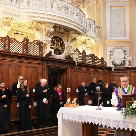 La famille s'est ensuite recueillie sous le sol pavé de la basilique où se trouve la nécropole de leur famille.

Le prince Emmanuel Philibert de Savoie, prince de Venise et de Piémont, duc de Savoie et Vittoria de Savoie, princesse de Carignan et marquise d'Ivrée réunis en mémoire du prince Victor-Emmanuel à la basilique de Superga le 1er février 2025 à Turin en Italie.  © Lucia Sabatelli/Bestimage