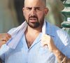 “C’est en venant à Paris pour faire un stage au Cours Florent qui s’est très mal passé, que j’ai senti un décalage”, explique-t-il 

Artus, crâne rasé, à la Pétanque Turquoise sur la Place des Lices à Saint-Tropez, au profit de l'association "Soleil d'Enfance". Le 11 août 2024