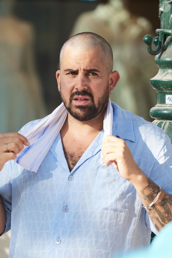 “C’est en venant à Paris pour faire un stage au Cours Florent qui s’est très mal passé, que j’ai senti un décalage”, explique-t-il 

Artus, crâne rasé, à la Pétanque Turquoise sur la Place des Lices à Saint-Tropez, au profit de l'association "Soleil d'Enfance". Le 11 août 2024
