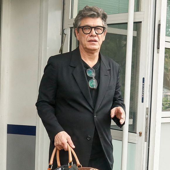 Il a retrouvé l'amour dans les bras d'Adriana Karembeu 
Marc Lavoine à la sortie de l'enregistrement de l'émission Vivement dimanche aux Studios Rive Gauche à Paris, diffusée le 11 mai 2025 sur France 3, le 5 mai 2025. © Christophe Clovis/Bestimage