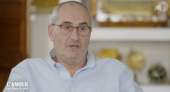 La gynécomastie est courante de manière éphémère au cours de la puberté étant liée à un pic hormonal. Le plus souvent, elle se régule seule ou avec des traitements sous forme de crèmes contenant des hormones mâles.

Gilles, nouvel agriculteur de L'amour est dans le pré. M6